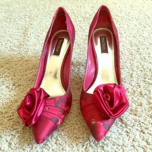 Alexa White House Black Market Red Floral Heels